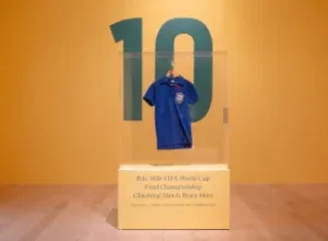 Camisa de Pelé na final de 58 é arrematada por R$ 25 milhões em leilão