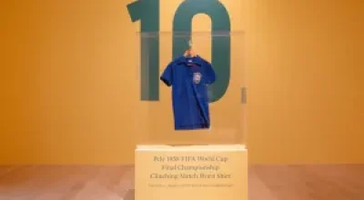 Camisa de Pelé na final de 58 é arrematada por R$ 25 milhões em leilão