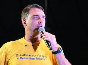 Flávio Bolsonaro critica Alexandre de Moraes e defende impeachment durante evento no Espírito Santo