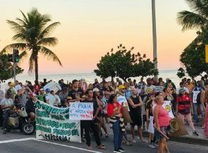 Trabalhadores informais protestam em Ipanema contra programa da Prefeitura do Rio