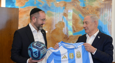 Netanyahu expressa apoio à Argentina com entrega de camisa da seleção