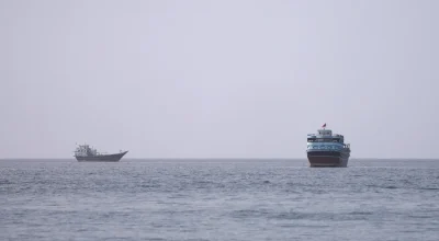 Incêndio em navio no Estreito de Ormuz gera alerta das Forças Armadas britânicas