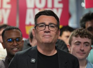 Andy Burnham assume como premiê e promete reestruturar o Reino Unido
