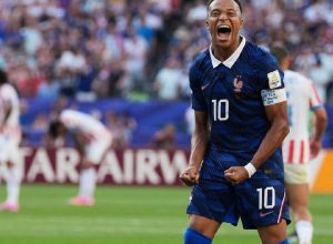 Mbappé se consagra artilheiro da Copa do Mundo e iguala feito histórico de 56 anos