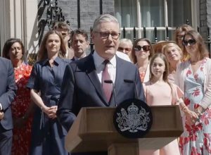 Keir Starmer anuncia renúncia e destaca conquistas como primeiro-ministro