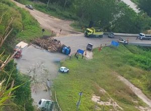 Acidente na Br-101: caminhão tomba e bloqueia rodovia no Espírito Santo