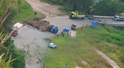 Acidente na Br-101: caminhão tomba e bloqueia rodovia no Espírito Santo