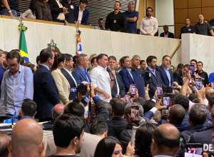 Flávio Bolsonaro critica governo Lula e promete restaurar a democracia