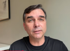 Flávio Bolsonaro solicita observadores internacionais para eleições de outubro