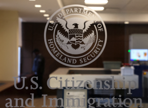 Decisão judicial nos EUA garante direitos de trabalho a migrantes sob governo Trump