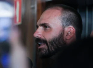 Polícia Federal demite Eduardo Bolsonaro por abandono de cargo após PAD