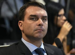 Flávio Bolsonaro emite e cancela notas fiscais em meio a polêmica com o Banco Master