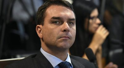Flávio Bolsonaro emite e cancela notas fiscais em meio a polêmica com o Banco Master