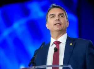 Escritório de Flávio Bolsonaro é contratado por empresa ligada ao Banco Master
