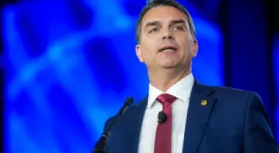 Escritório de Flávio Bolsonaro é contratado por empresa ligada ao Banco Master