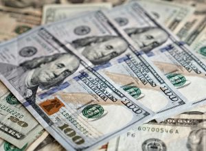 Dólar atinge R$ 5,085 com Brent acima de US$ 100 e tarifação dos EUA