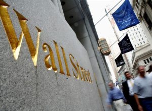 Wall Street enfrenta queda devido a gastos com IA e aumento nos preços do petróleo