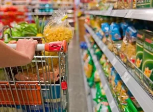 Inflação dos alimentos volta a subir após três meses; tomate registra alta de 38%