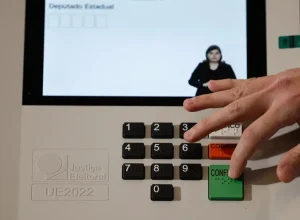 Início da campanha eleitoral marca mobilização nas ruas e nas redes sociais