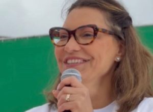 Janja da Silva se aproxima de evangélicos ao cantar com Kleber Lucas em ato de Lula
