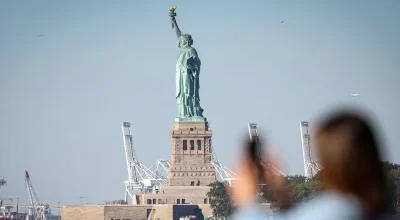 Jovens em Nova York recorrem a moradia com idosos para enfrentar altos aluguéis