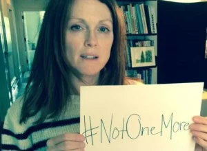 Julianne Moore se manifesta contra a violência armada após tragédia em escola nos EUA