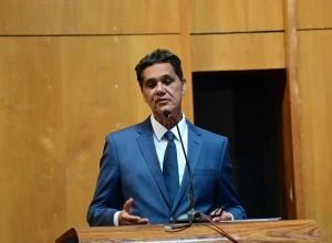 Justiça determina retirada de propaganda de Ricardo Ferraço por irregularidades