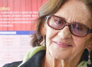 Laura Cardoso, ícone da televisão brasileira, falece aos 98 anos em São Paulo