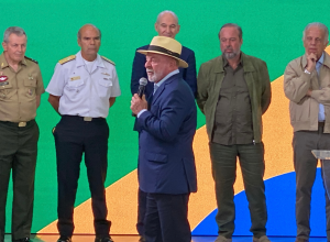 Lula critica Bolsonaro em visita a fábrica e destaca gestão do BNDES