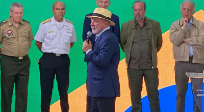 Lula critica Bolsonaro em visita a fábrica e destaca gestão do BNDES