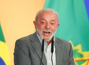 Lula intensifica críticas à oposição e busca conquistar eleitores indecisos