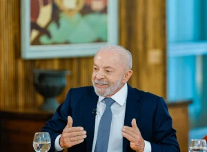 Lula minimiza preocupações com dívida pública e defende crescimento econômico