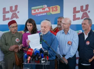 Lula propõe abertura de sigilos e desafia adversário em ato de campanha