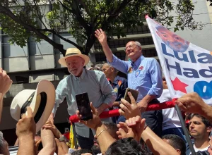 Lula se compara a menino de 15 anos e pede apoio dos mais velhos nas eleições