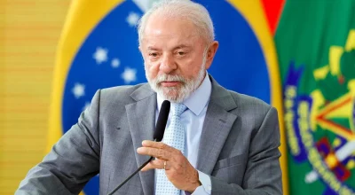 Lula se prepara para debate com Flávio Bolsonaro em reunião estratégica