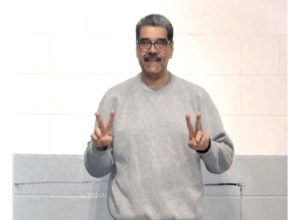 Maduro publica fotos sorridente da prisão nos EUA com mensagem de esperança