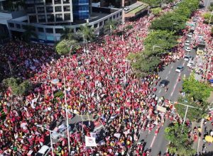 Manifestação em apoio a Lula atravessa a Terceira Ponte em dia decisivo