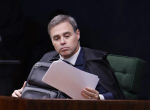 Mendonça critica decisões monocráticas e defende análise colegiada no STF