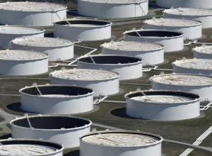 Mercado de petróleo mantém estabilidade em meio a aumento de exportações e tensões no Oriente Médio