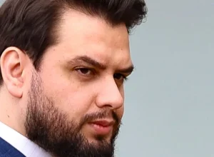 Moraes permite que Flávio e Carlos Bolsonaro visitem Filipe Martins na prisão