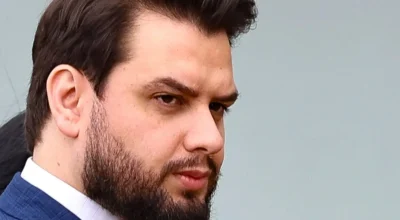 Moraes permite que Flávio e Carlos Bolsonaro visitem Filipe Martins na prisão