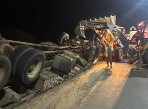 Passageiro é resgatado das ferragens após tombamento de caminhão em Logradouro, PB