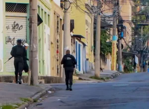 PM do RJ realiza operação contra Comando Vermelho e efetua 13 prisões