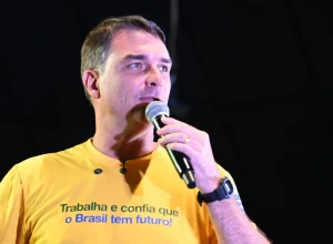 Polícia Federal cancela passaportes de Flávio Bolsonaro após descumprimento de ordem judicial