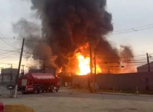 Prefeitura de Itaquaquecetuba fecha área em torno de fábrica após incêndio devastador