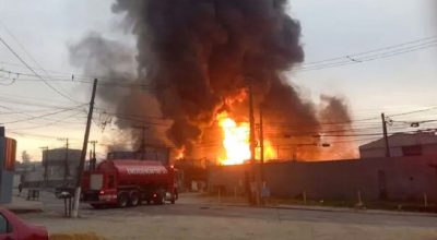 Prefeitura de Itaquaquecetuba fecha área em torno de fábrica após incêndio devastador