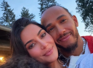 Presença de Kim Kardashian no GP de Singapura atrai olhares ao lado de Lewis Hamilton