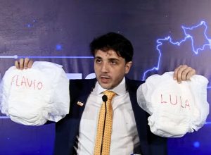 Renan Santos critica Lula e Flávio Bolsonaro durante debate eleitoral