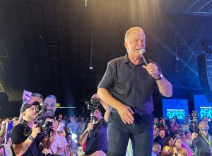 Renato Casagrande registra aumento expressivo em patrimônio e lidera disputa ao Senado no ES
