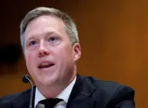 Saída do secretário do Exército dos EUA marca nova reestruturação na administração Trump